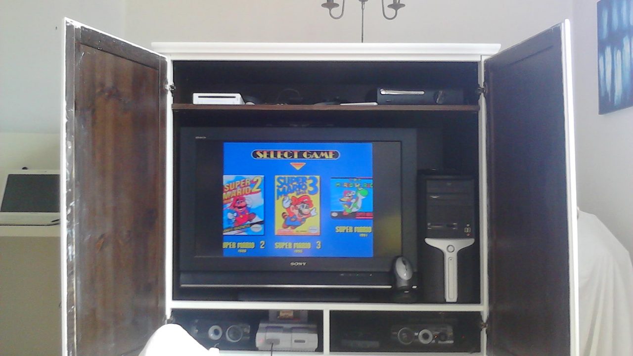 Anton visar upp sin spelhörna