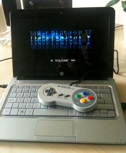 Tobbe hänger med i sagostunden