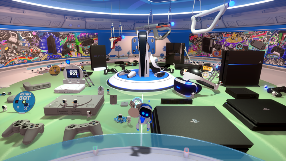 Screenshot från Astro's Playroom. Astro hoppar glatt framför ett rum fullt av Playstation-maskiner och tillbehör.