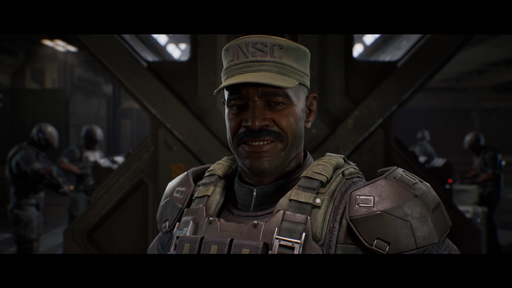 Major Johnson fånler in i kameran.